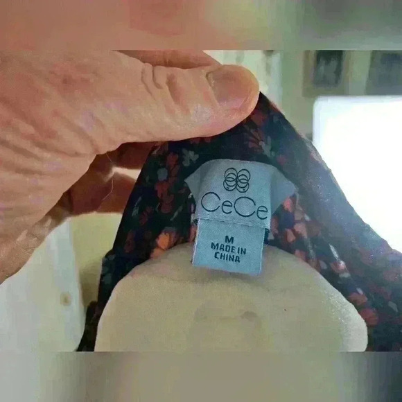 CeCe Daisy Melody Black Floral Blouse Size Medium - Picture 8 of 12